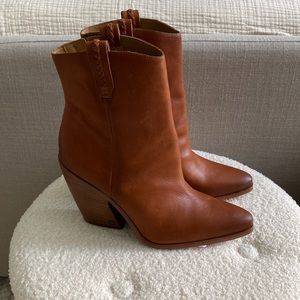 NWOB 8.5 Sam Edelman Bootie Agnes stacked heel warm copper